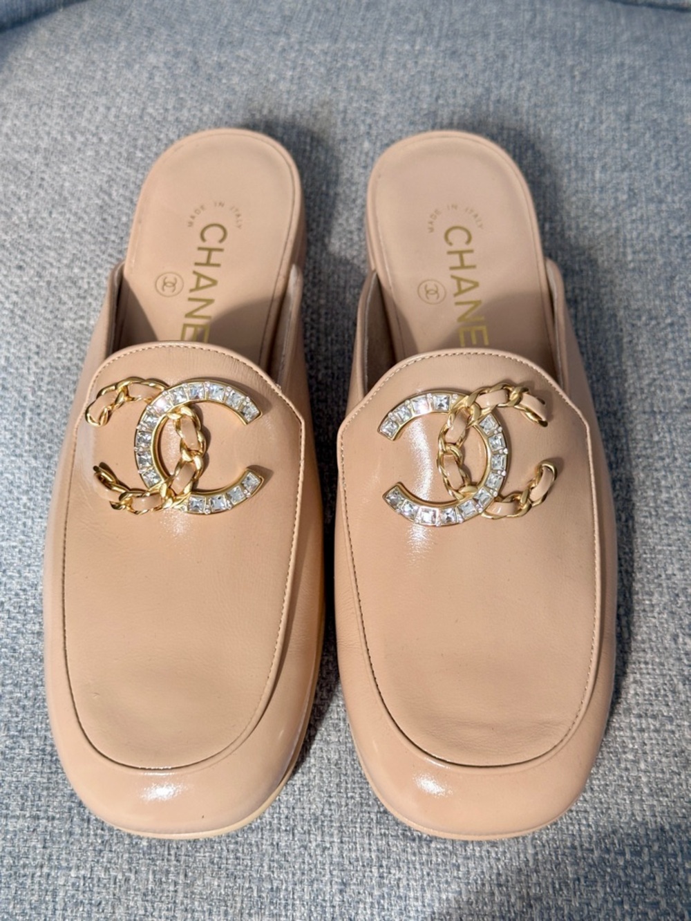 CHANEL BEIGE PATENT LEATHER GOLD CC LOGO with CRYSTALS MULES SLIDES 36.5 NEW
